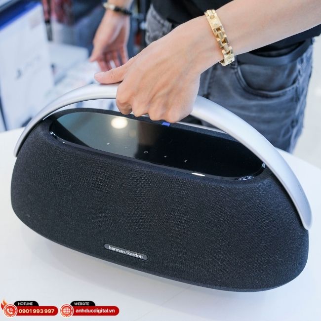 Harman Kardon Go + Play 3 mang thiết kế biểu tượng và chất âm cân bằng, bass tròn và kiểm soát tốt