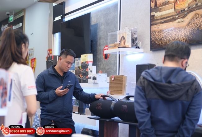 Đặt loa cách tường 20–50cm giúp hạn chế cộng hưởng và giảm hiện tượng ù nền