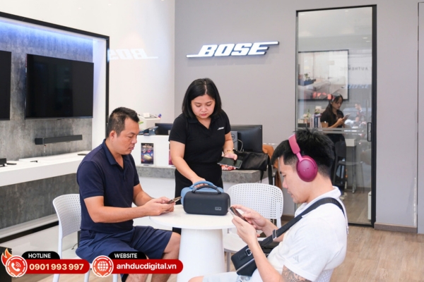 Đội ngũ nhân viên tư vấn tại Anh Đức Digital luôn nhiệt tình, am hiểu sản phẩm và sẵn sàng hỗ trợ bạn chọn đúng mẫu loa bluetooth cao cấp phù hợp nhu cầu