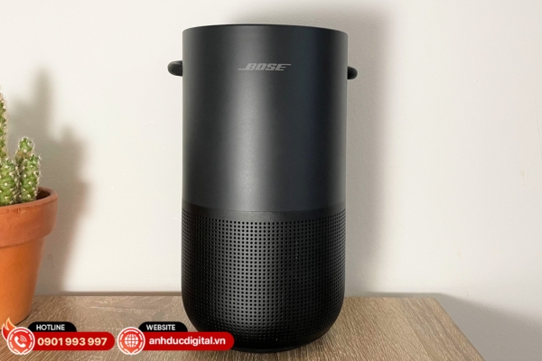 Bose Portable Home Speaker sở hữu thiết kế nhỏ gọn, tay xách tiện lợi cùng chất âm cân bằng đặc trưng của Bose