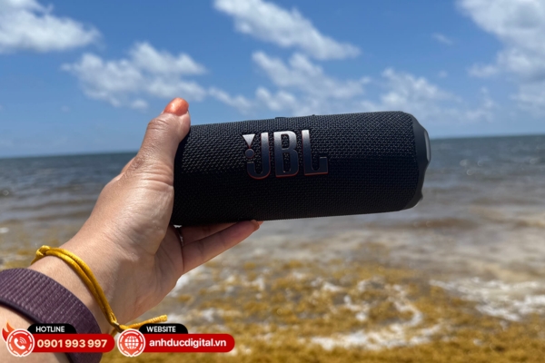 JBL Flip 7 sở hữu âm thanh 35W mạnh mẽ, chống nước IP68 và pin 14 giờ bền bỉ cho mọi hành trình