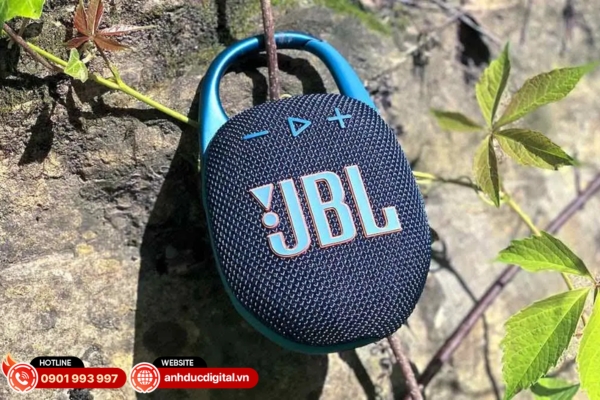 JBL Clip 5 nhỏ gọn với móc kẹp tiện lợi, âm thanh mạnh mẽ và pin 12 giờ cho những chuyến đi dài