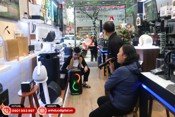 Khách hàng có thể trải nghiệm trực tiếp chất âm và hiệu ứng ánh sáng của loa ngay tại cửa hàng trước khi quyết định mua