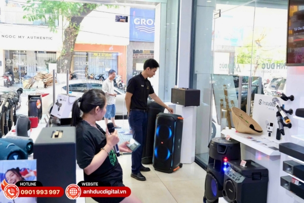 Đến showroom để nghe thử thực tế, cảm nhận độ mạnh mẽ của âm thanh và độ sống động của đèn LED trong không gian thực
