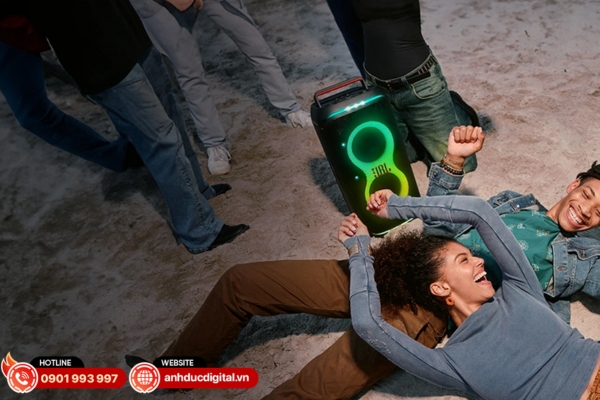 JBL PartyBox Club 120 gây ấn tượng với hiệu ứng ánh sáng đồng bộ theo nhạc, tạo không khí sôi động tức thì