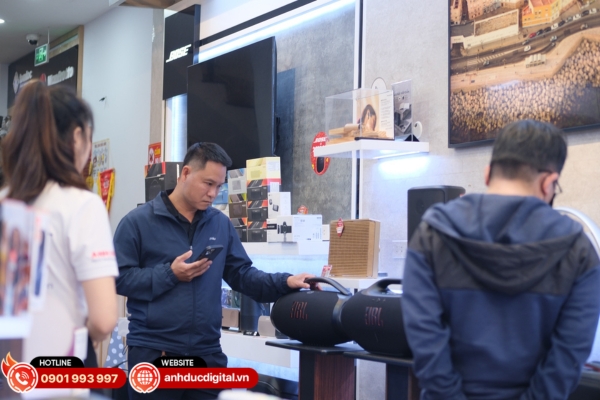 Khách hàng có thể trực tiếp trải nghiệm âm thanh thực tế trước khi quyết định mua để chọn được mẫu loa phù hợp nhất