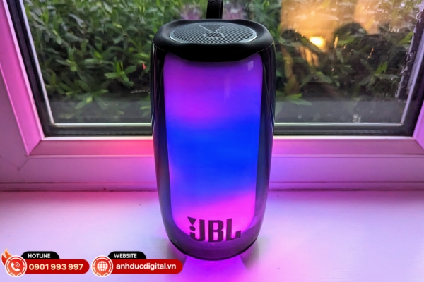 JBL Pulse 5 nổi bật với hệ thống đèn LED 360° đồng bộ theo nhạc, tạo hiệu ứng ánh sáng sống động cho mọi bữa tiệc