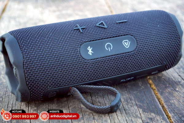 Flip 7 là loa bluetooth JBL thế hệ mới với công nghệ AI Sound Boost, tối ưu âm thanh ngay cả khi mở lớn