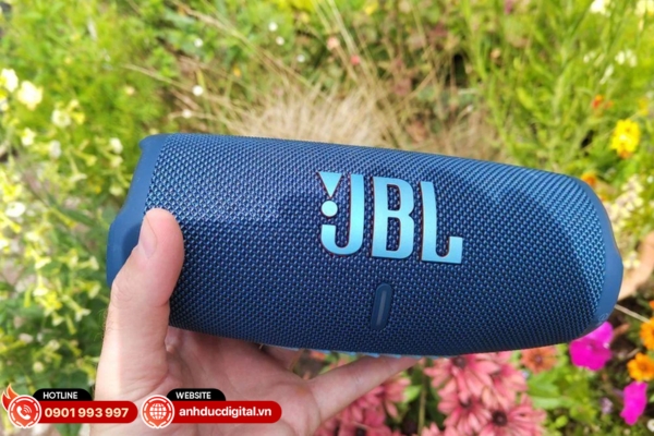 JBL Charge 6 sở hữu công suất mạnh mẽ và pin siêu lâu, lý tưởng cho dã ngoại hay tiệc ngoài trời