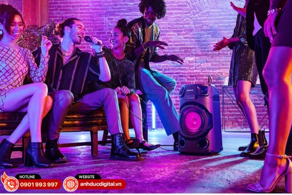 Sony MHC-V13 là loa Bluetooth Sony sở hữu hệ thống 3 củ loa mạnh mẽ, phù hợp nghe nhạc và karaoke