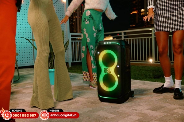 Loa JBL PartyBox Stage 320 sở hữu âm thanh JBL Pro Sound mạnh mẽ, pin bền bỉ và hiệu ứng đèn LED sống động, phù hợp cho các buổi party ngoài trời