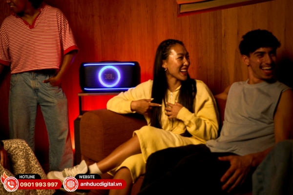 JBL PartyBox On The Go 2 mang đến âm thanh sôi động kèm micro tiện lợi cho mọi buổi tiệc