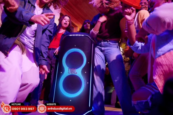 JBL PartyBox Ultimate là loa karaoke bluetooth cao cấp được thiết kế cho tiệc lớn với âm thanh lan tỏa mạnh mẽ