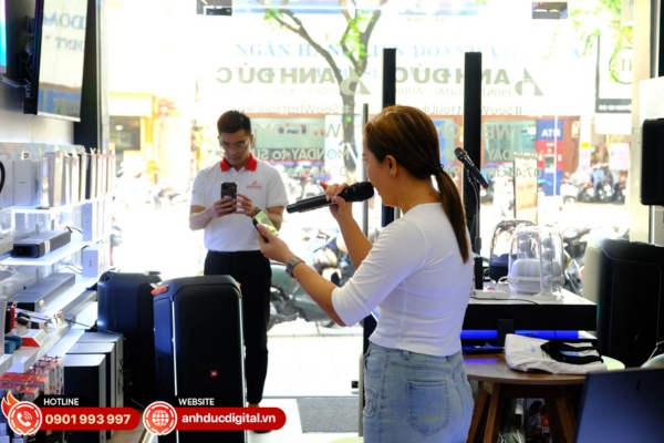 Khách hàng có thể test và trải nghiệm trực tiếp loa karaoke JBL Bluetooth tại showroom trước khi quyết định mua