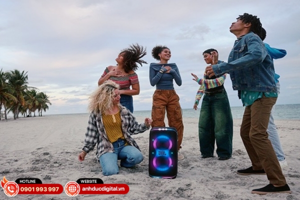 JBL PartyBox Club 120 hỗ trợ mic và guitar, kết nối Bluetooth 5.4 ổn định, dễ dàng mang theo cho mọi buổi tiệc