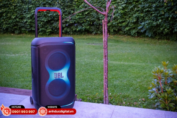 JBL PartyBox 520 là loa tiệc công suất lớn với âm thanh mạnh mẽ, bass sâu và hệ thống đèn LED sống động, tạo không khí sôi động cho mọi bữa tiệc