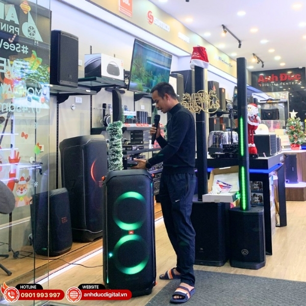 Thử và cảm nhận trực tiếp chất lượng sản phẩm tại showroom của Anh Đức Digital
