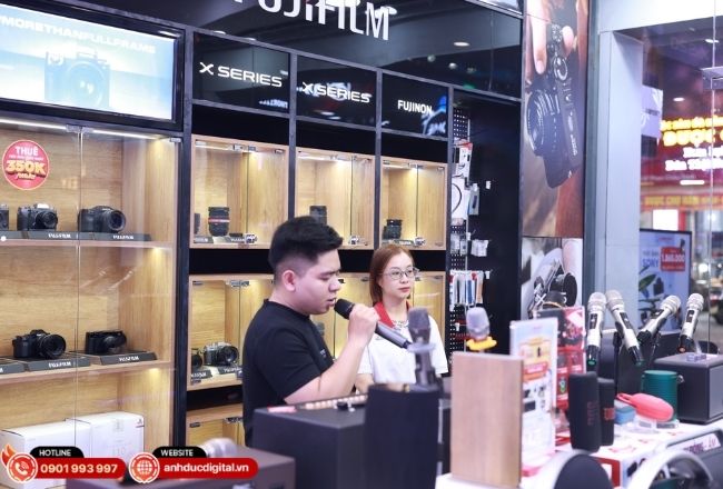 Các mẫu loa karaoke mini cao cấp thường đi kèm micro không dây sóng UHF cho tín hiệu ổn định và trung thực