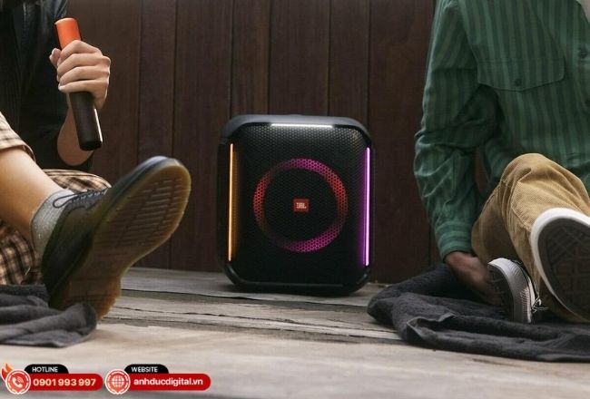 Thiết kế khối lập phương nhỏ gọn và hệ thống đèn LED bắt mắt trên loa JBL PartyBox Encore 2