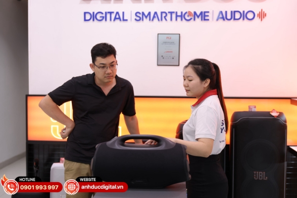 Nhân viên Anh Đức Digital tư vấn tận tâm, giúp chọn loa đúng nhu cầu