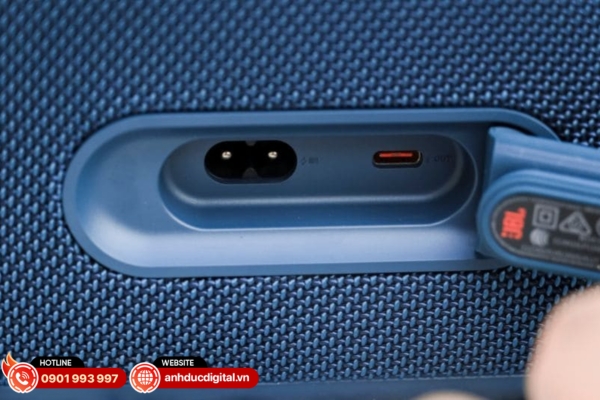 Cổng USB-C và đầu vào AC trên JBL Boombox 4 giúp phát nhạc chất lượng cao và sạc nhanh tiện lợi