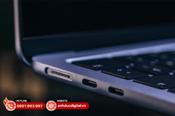 Macbook Air 13-inch M5 có thời lượng pin ấn tượng ngay cả khi thực hiện nhiều tác vụ