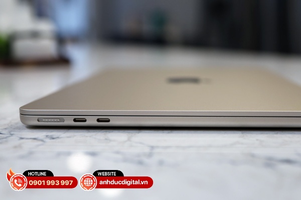 Cổng sạc Thunderbolt 4 và MagSafe bên cạnh trái của Macbook AIr 13-inch M5