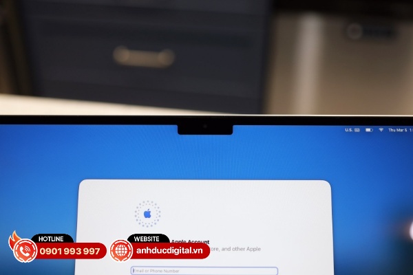 Cụm camera Center Stage 12MP nằm trong vùng khuyết của màn hình