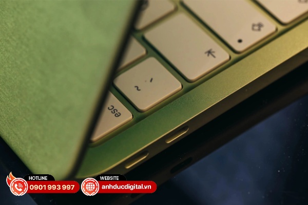 Cả hai cổng USB-C trên Macbook Neo đều có tốc độ truyền dữ liệu thấp hơn