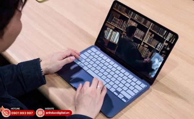 Bàn phím Magic Keyboard được phối màu đồng bộ với thân máy, tạo nên tổng thể thiết kế cực kỳ tinh tế