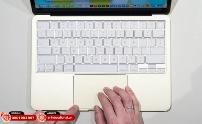 Cụm cổng kết nối USB-C trên MacBook Neo với sự khác biệt về tốc độ truyền tải mà người dùng cần lưu ý