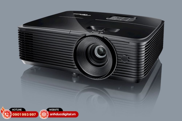 Optoma nổi bật với máy chiếu DLP hình ảnh sắc nét, độ sáng cao, bền bỉ và phù hợp cho quán cafe, lớp học, kinh doanh