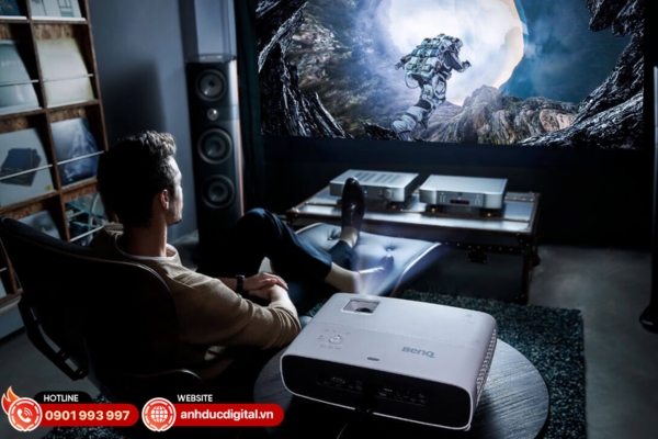 Chọn độ sáng (lumen) phù hợp giúp máy chiếu hiển thị rõ nét theo từng không gian và điều kiện ánh sáng sử dụng