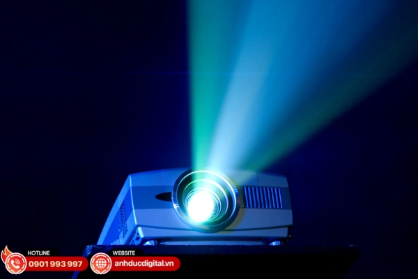 Tuổi thọ bóng đèn cao giúp máy chiếu vận hành bền bỉ, giảm chi phí thay thế và tiết kiệm lâu dài