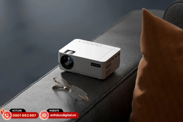 Máy chiếu mini và di động có thiết kế nhỏ gọn, dễ mang theo, kết nối linh hoạt, phù hợp giải trí và trình chiếu cơ bản