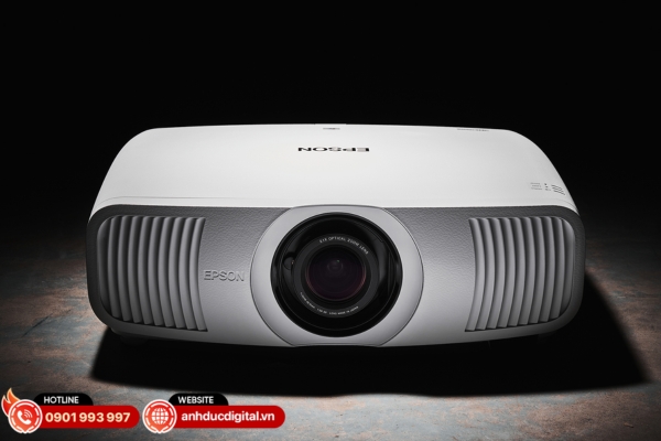 Epson nổi bật với hình ảnh sáng, màu sắc chính xác, độ bền cao, phù hợp gia đình, văn phòng và giảng dạy