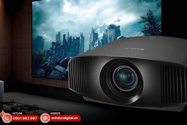 Sony nổi bật với máy chiếu chất lượng cao, hình ảnh sắc nét và màu sắc sống động, phù hợp giải trí cao cấp và trình chiếu chuyên nghiệp