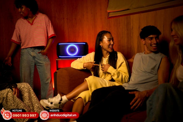 JBL PartyBox On-The-Go 2 tạo ra dải trầm mạnh mẽ và bùng nổ nhờ tính năng Bass Boost khi mở tối đa