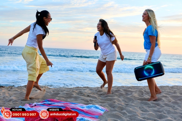 Micro UHF đi kèm JBL PartyBox On-The-Go 2 tái tạo giọng hát rõ ràng và ổn định