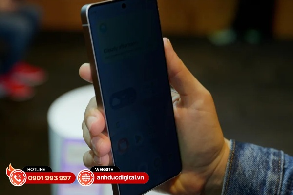 Màn hình sẽ tối đi khi người khác nhin theo phương nghiên 