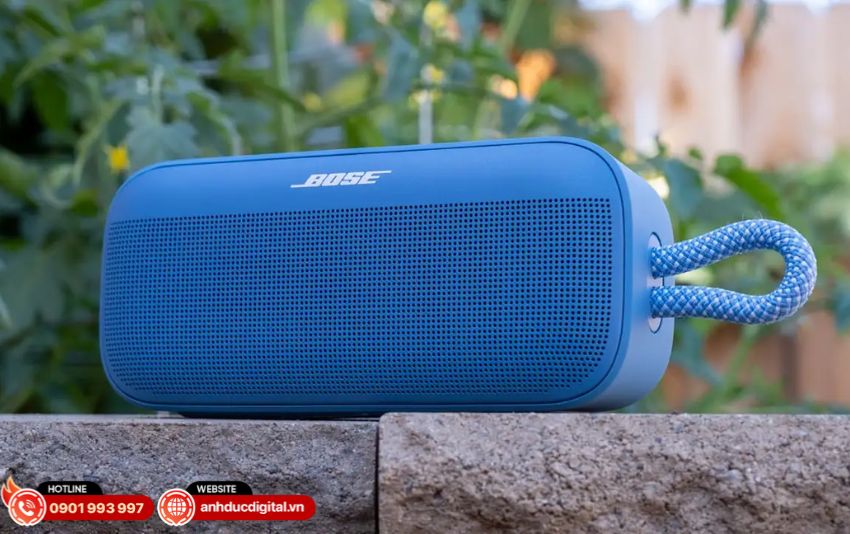 Bose SoundLink Plus - thiết kế hộp chữ nhật bo tròn, vỏ thép và silicone, phong cách hiện đại