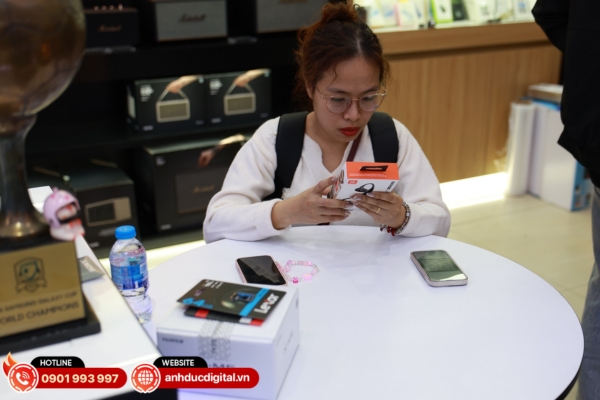 Khách hàng có thể trải nghiệm sản phẩm trực tiếp tại cửa hàng để cảm nhận rõ chất âm và độ thoải mái khi đeo