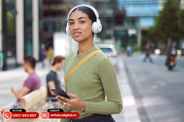 JBL Live 670NC mang thiết kế trẻ trung, đeo thoải mái và kết nối Bluetooth 5.3 ổn định