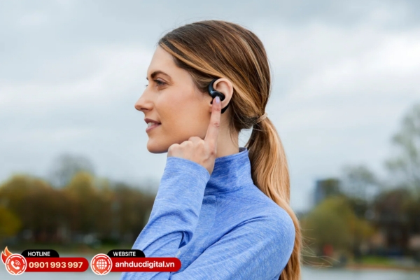 Tai nghe Bluetooth thể thao được thiết kế bám tai chắc chắn, chống mồ hôi tốt, phù hợp cho luyện tập và vận động ngoài trời