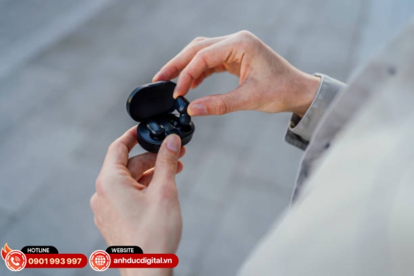 Thời lượng pin lâu và hộp sạc đi kèm giúp tai nghe Bluetooth sử dụng liên tục mà không lo gián đoạn