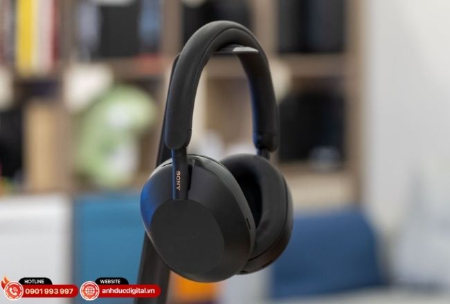 Vẻ ngoài tối giản và hệ thống micro lọc gió biến WH-1000XM5 thành mẫu tai nghe Sony bluetooth đàm thoại tốt nhất