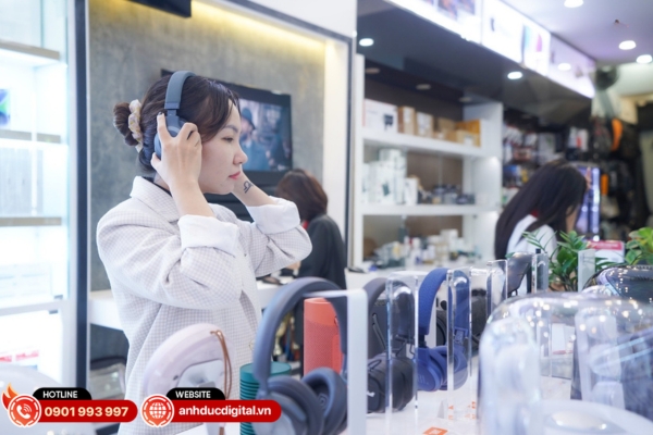 Khách hàng có thể trực tiếp trải nghiệm sản phẩm thực tế để cảm nhận chất âm và độ thoải mái trước khi quyết định mua