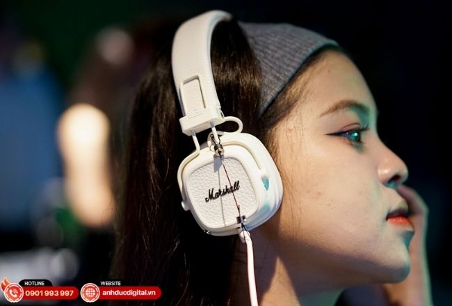 Tai nghe chụp tai on-ear nhỏ gọn, pin cực lâu, phù hợp người nghe nhiều giờ.