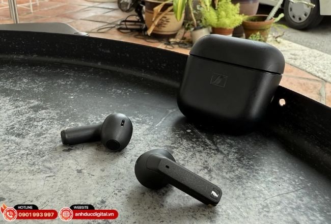 Accentum Open với thiết kế móc tai silicone mềm mại, giúp bạn vừa nghe nhạc vừa nhận biết môi trường xung quanh