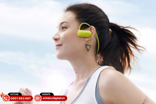 Sony Smart B-Trainer SSE-BTR1 đạt chuẩn kháng nước IPX5/IPX8, hoạt động bền bỉ ngay cả trong mưa và mồ hôi